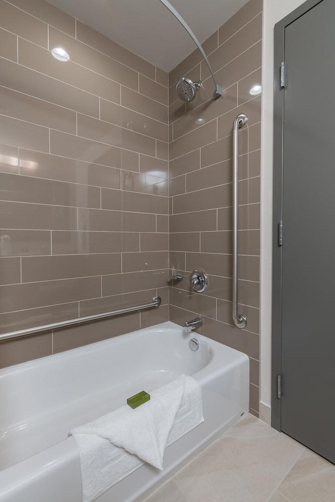 Best Western Plus Chestermere Hotel Экстерьер фото