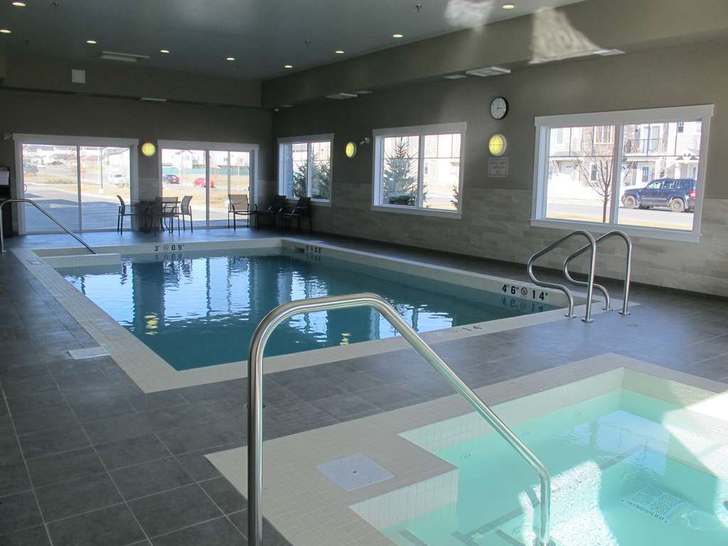 Best Western Plus Chestermere Hotel Удобства фото