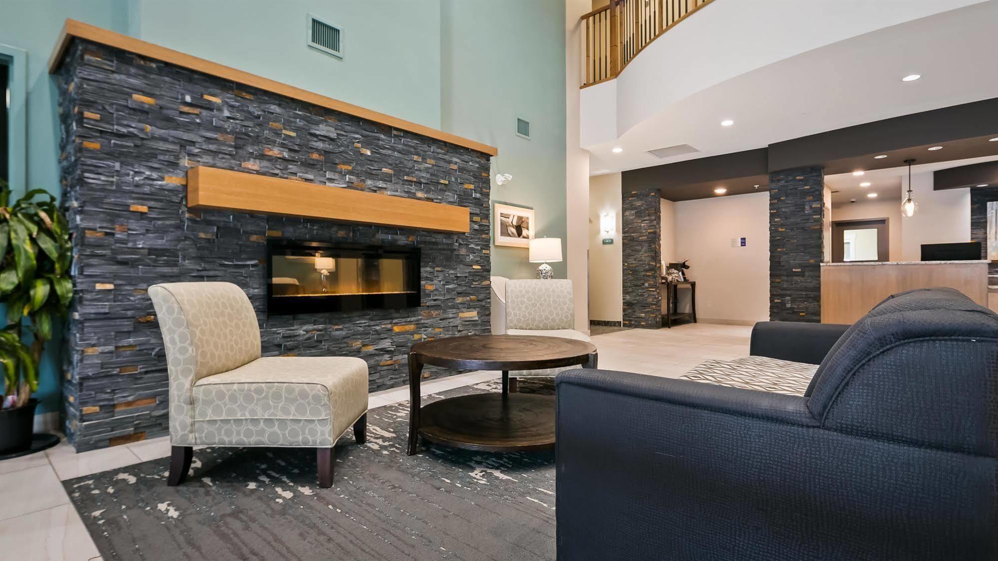 Best Western Plus Chestermere Hotel Экстерьер фото