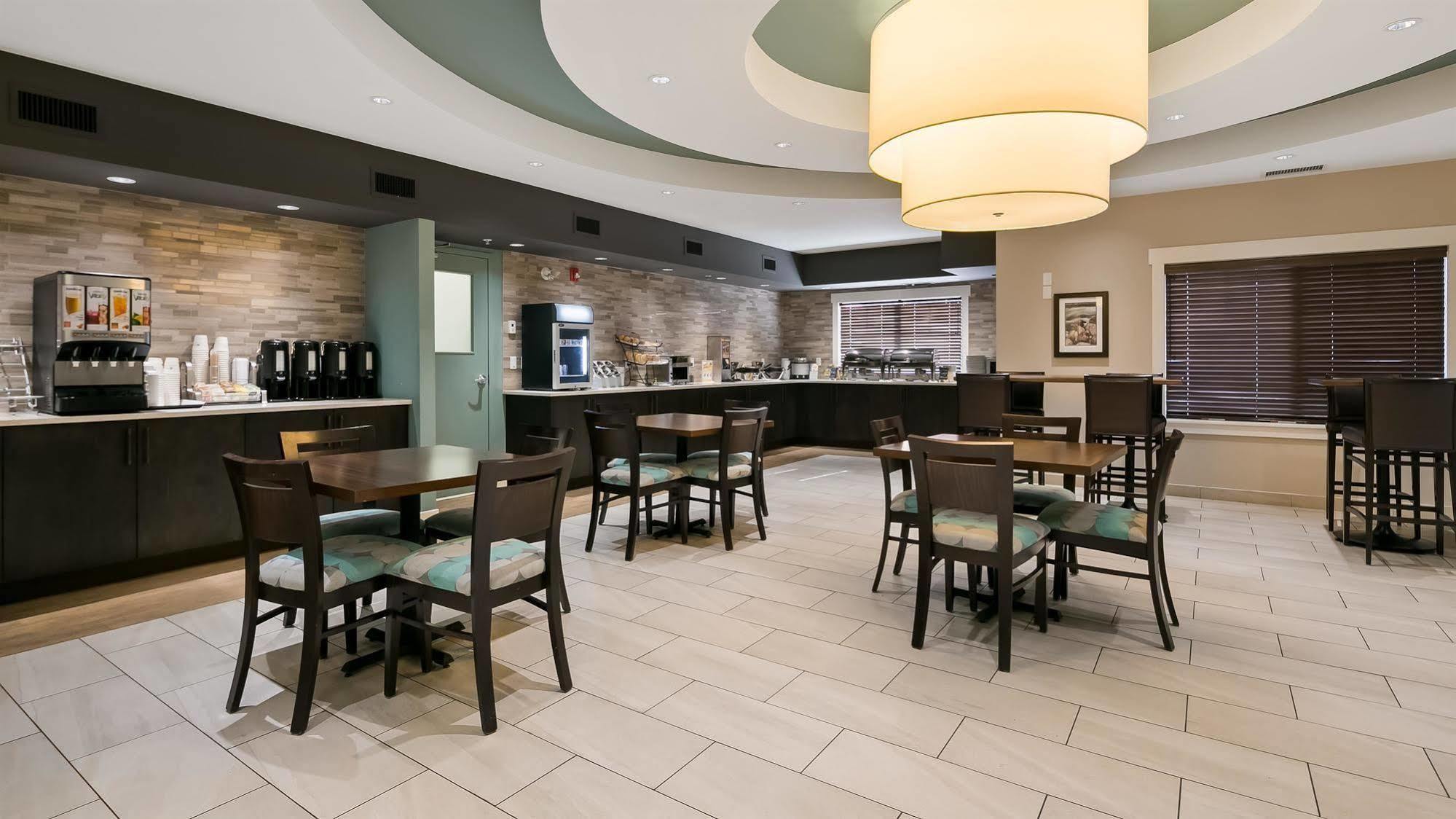 Best Western Plus Chestermere Hotel Экстерьер фото