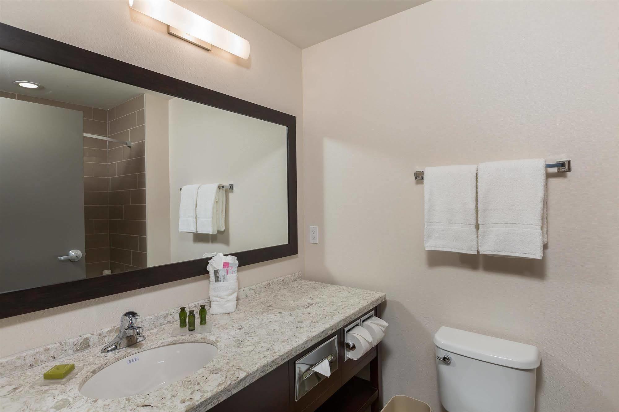 Best Western Plus Chestermere Hotel Экстерьер фото