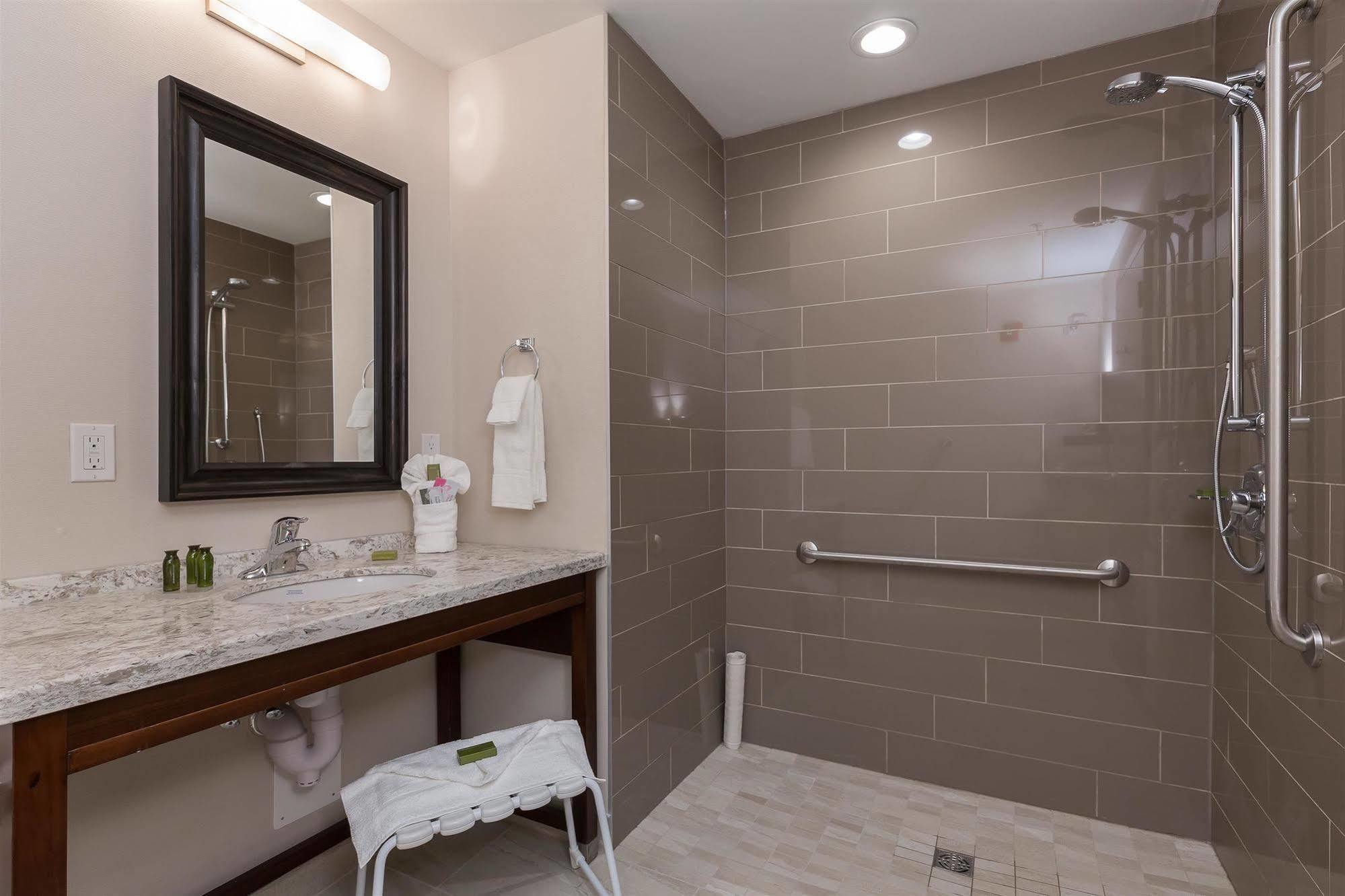 Best Western Plus Chestermere Hotel Экстерьер фото
